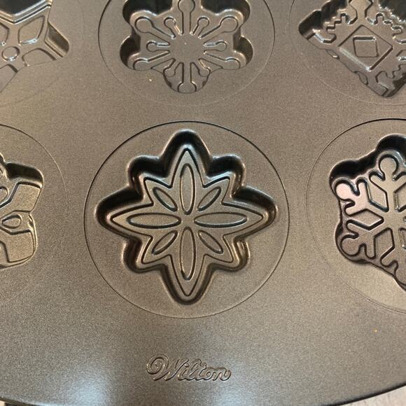 WILTON 12 Cavity Mold Christmas Winter Snowflake Cookie Pan/Sheet - Picture 3 of 6